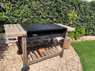 Barbacoa con mueble de madera y metal