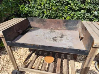 Barbacoa con mueble de madera y metal