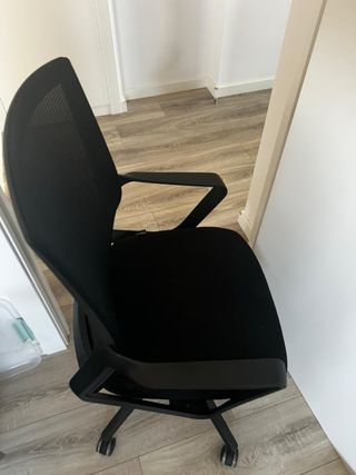 Silla de oficina ergonómica negra con ruedas