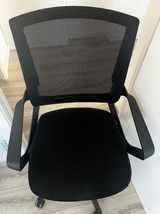 Silla de oficina ergonómica negra con ruedas