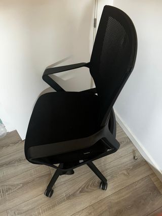 Silla de oficina ergonómica negra con ruedas
