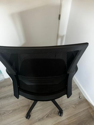 Silla de oficina ergonómica negra con ruedas