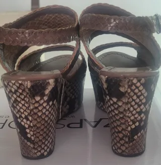 Sandalias cuña pitón