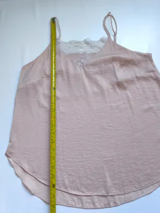 Camiseta rosa con encaje blanco