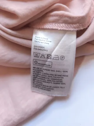 Camiseta rosa con encaje blanco