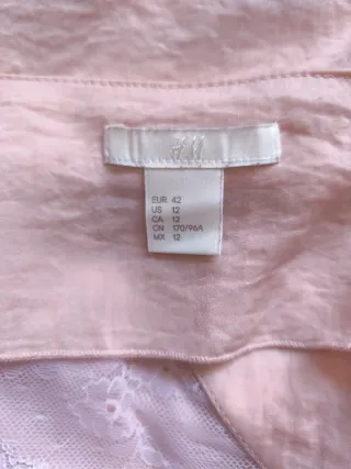 Camiseta rosa con encaje blanco