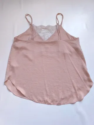 Camiseta rosa con encaje blanco