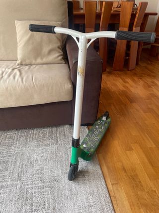 Patinete semi profesional verde ( Dominator ) .