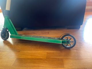 Patinete semi profesional verde ( Dominator ) .