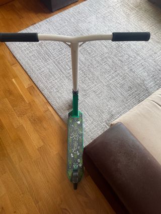 Patinete semi profesional verde ( Dominator ) .