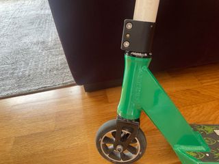 Patinete semi profesional verde ( Dominator ) .