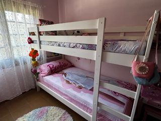 Letto a castello bianco con materassi