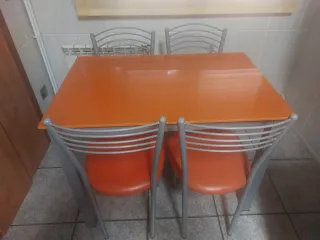 Mesa cristal naranja y 4 sillas