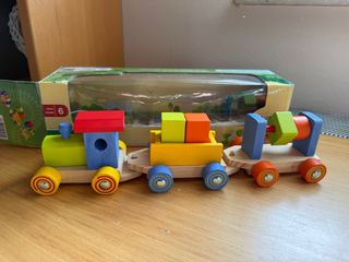 Tren de madera y bolos