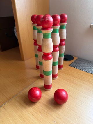 Tren de madera y bolos