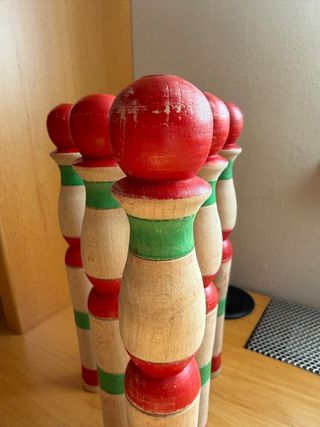 Tren de madera y bolos