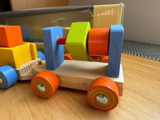 Tren de madera y bolos