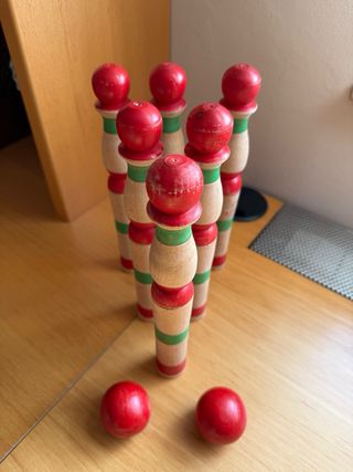 Tren de madera y bolos