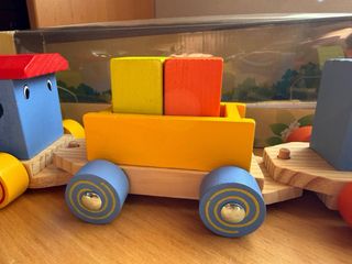 Tren de madera y bolos