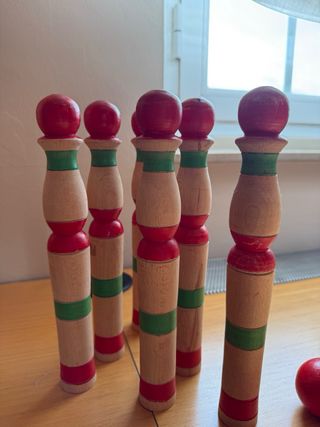 Tren de madera y bolos