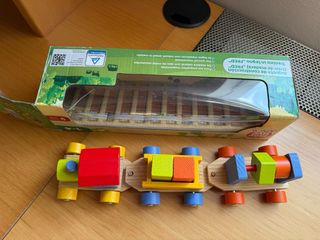 Tren de madera y bolos