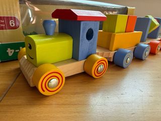 Tren de madera y bolos