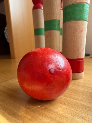 Tren de madera y bolos