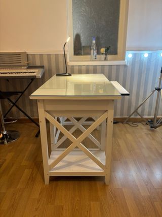 Escritorio de madera blanco y encimera de cristal