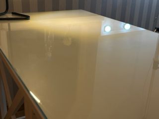 Escritorio de madera blanco y encimera de cristal