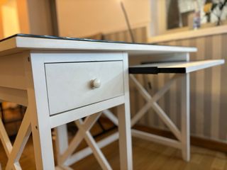 Escritorio de madera blanco y encimera de cristal