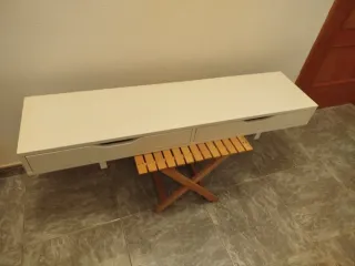 Mueble recibidor blanco con cajones