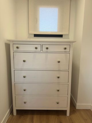 Cómoda blanca de madera