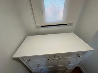 Cómoda blanca de madera