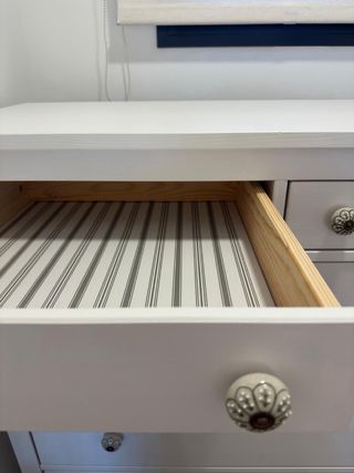 Cómoda blanca de madera