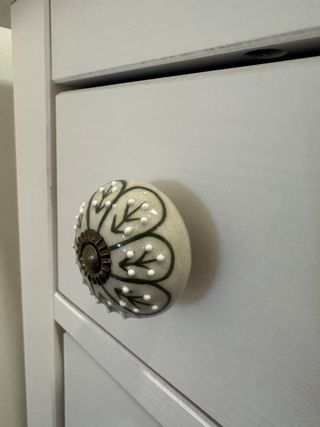 Cómoda blanca de madera