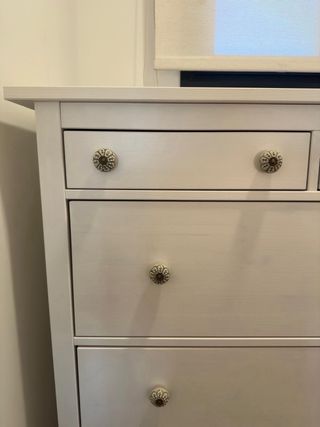 Cómoda blanca de madera