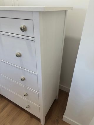 Cómoda blanca de madera