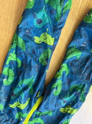 Mono de lluvia dinosaurio para bebé