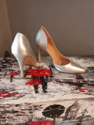 Zapatos de tacón plateados Mary Paz