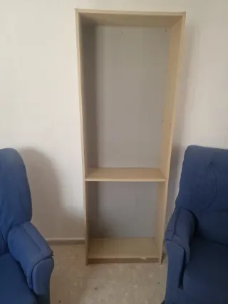 Estantería de madera beige y gris