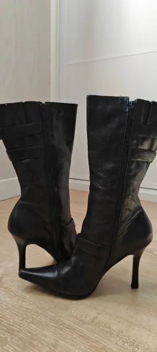 Botas altas de piel negras con tacón