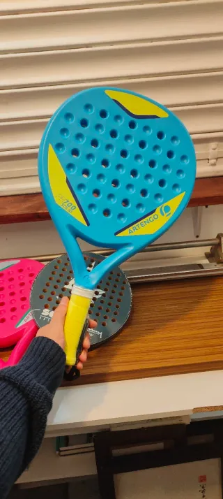 Racchette da padel Artengo e un'altra Sola