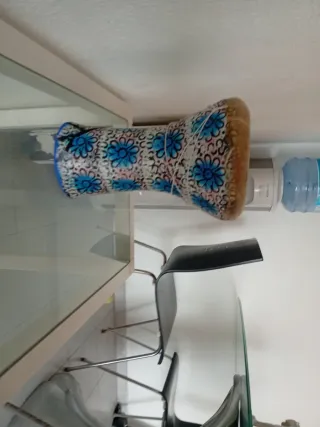 Tambor pequeño con flores azul y blanco