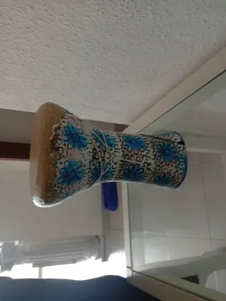 Tambor pequeño con flores azul y blanco