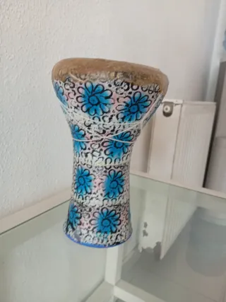 Tambor pequeño con flores azul y blanco