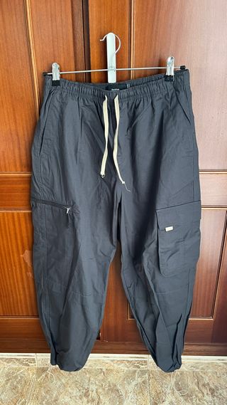 Pantalón cargo Bershka gris