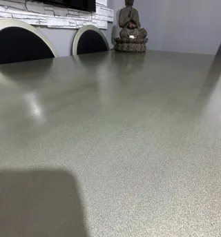Mesa de comedor  extensible y 4 sillas plateadas
