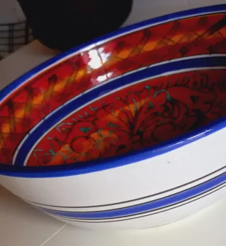 Contenitore artigianale in maiolica decorata