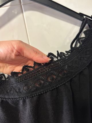 Camiseta Stradivarius encaje hombros descubiertos