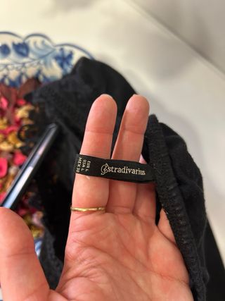 Camiseta Stradivarius encaje hombros descubiertos